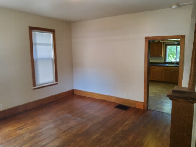 Building Photo - 1124 Memorial Ave