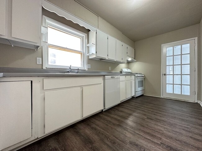 Building Photo - 2 Bedroom with 3 Stall Attached Garage