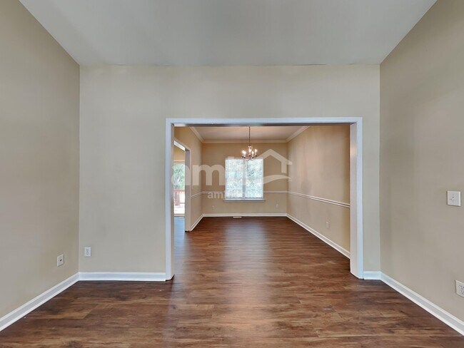Building Photo - 616 Hanska Way