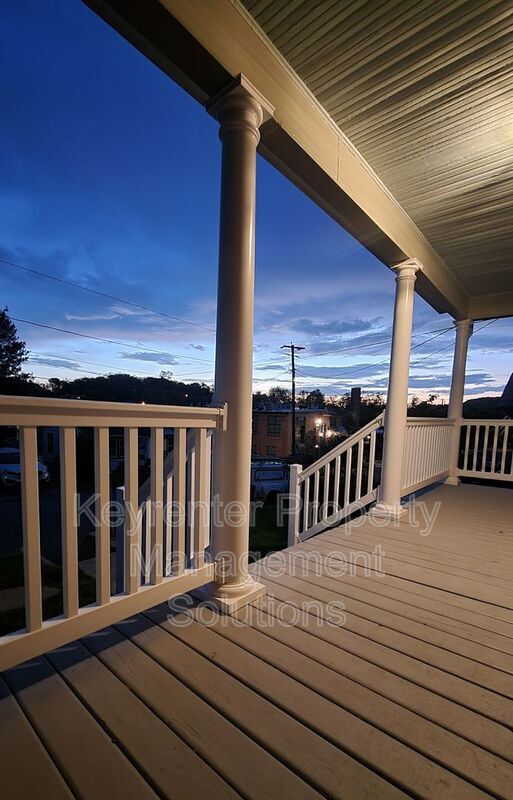 Foto del edificio - 204 W Peabody St