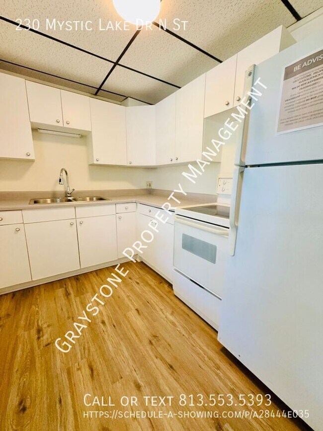 Foto del edificio - 230 Mystic Lake Dr N