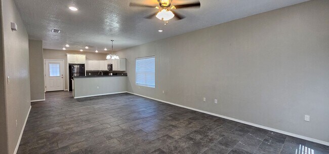 Foto del edificio - Beautiful 3 bedroom, 2 bath pet-friendly h...
