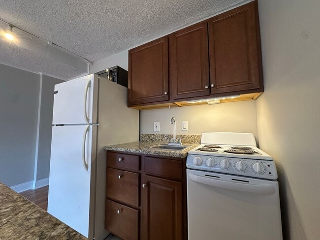 Foto del edificio - University Towers- Studio Apartment #418 Available NOW for short or long term lease @ $1100/month