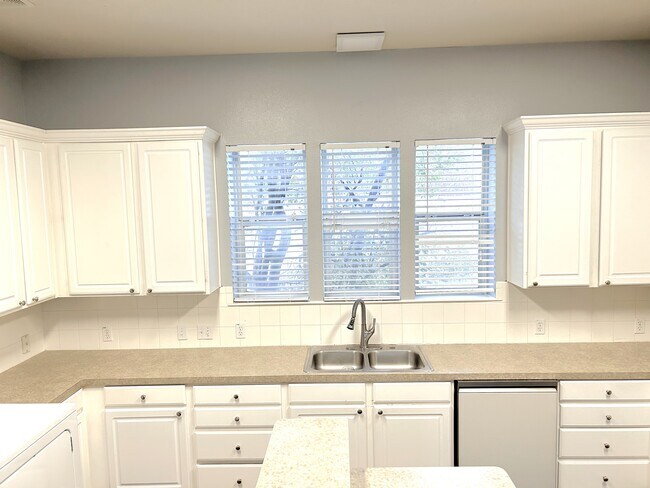Cocina muy grande y luminosa con nuevo interior de acero inoxidable y lavavajillas con frente de vidrio. - 3500B Duval Street