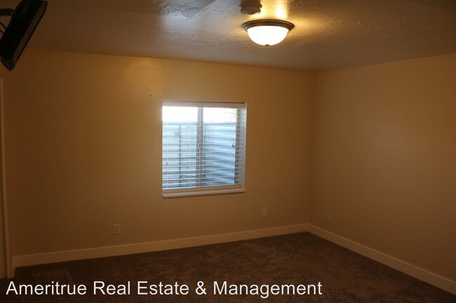 Building Photo - 18 S 2000 E