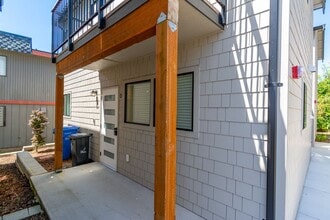 Building Photo - 476 SE Barrington Dr