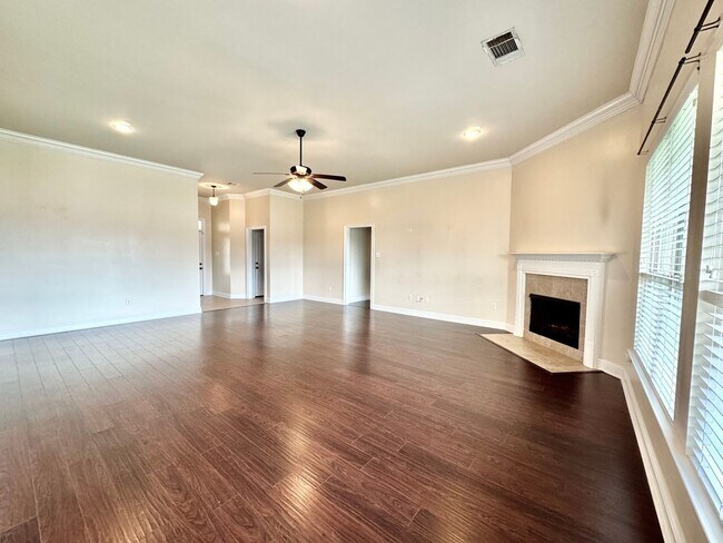 Building Photo - 4 Bedroom House Located in Prairieville with Spacious Rooms and a Large Backyard