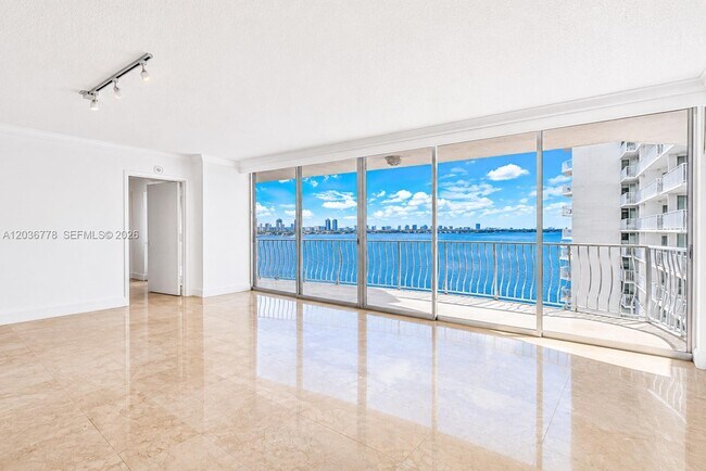 Foto del edificio - 7601 E Treasure Dr