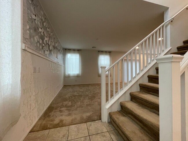 Building Photo - GATED 3 BED 2.5 BATH 2 CAR GARAGE SINGLE F...