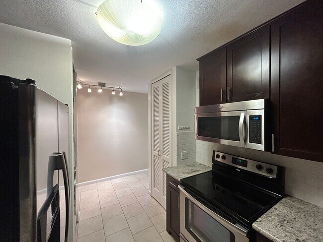 Building Photo - Beautiful 2B/2BA Condo in Mission Hills for Rent!