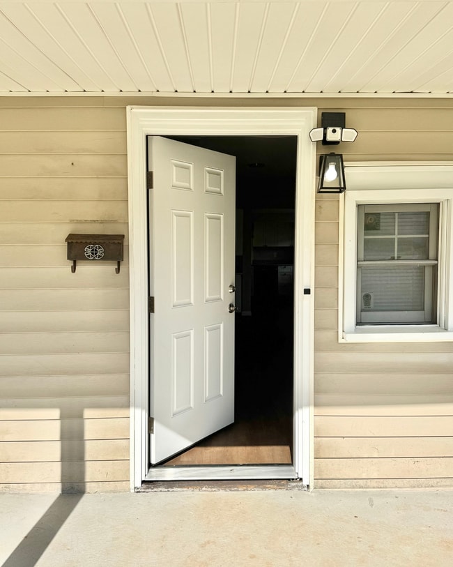 Building Photo - 2 Bed 2 Bath House on Easley Avenue