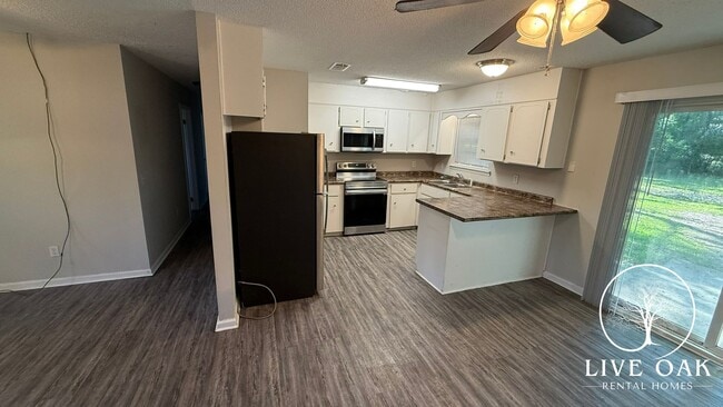 Building Photo - MOVE IN SPECIAL: $500 OFF 1ST MONTH'S RENT!**