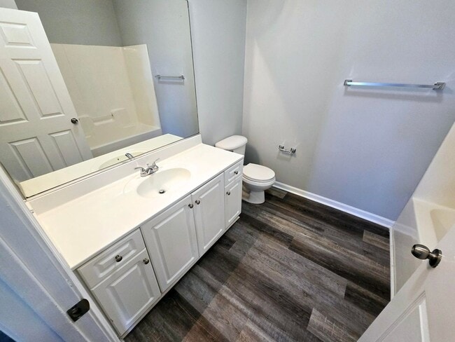 Building Photo - NEW LISTING: Stunning 3 Bed, 2 Bath Condo in Burlington!