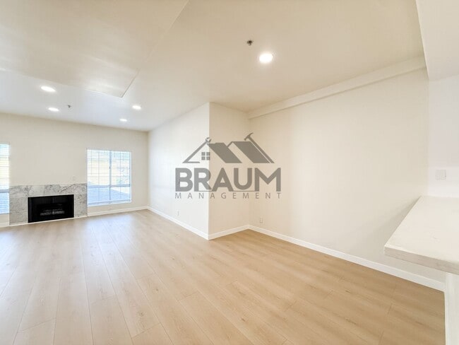 Building Photo - 11035 Moorpark St