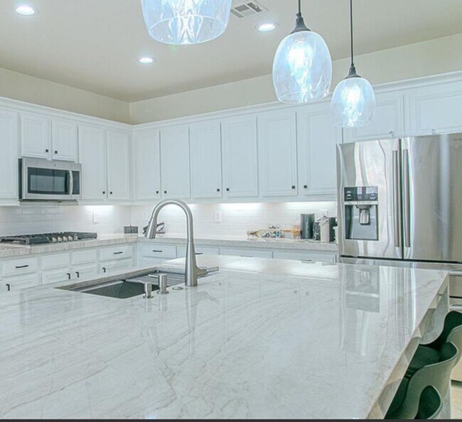 Foto del edificio - BEAUTIFUL 2 STORY 5 BEDROOM 4 FULL BATHROO...