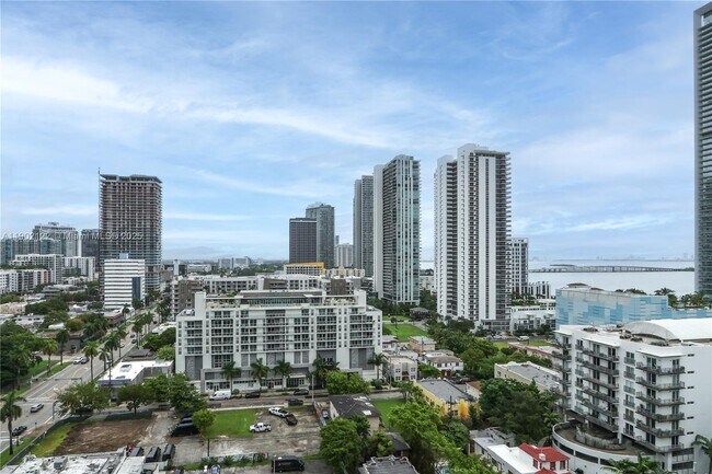 Foto del edificio - 333 NE 24th St