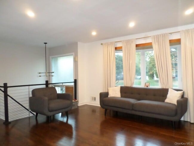 Building Photo - 8 Jodi Ln