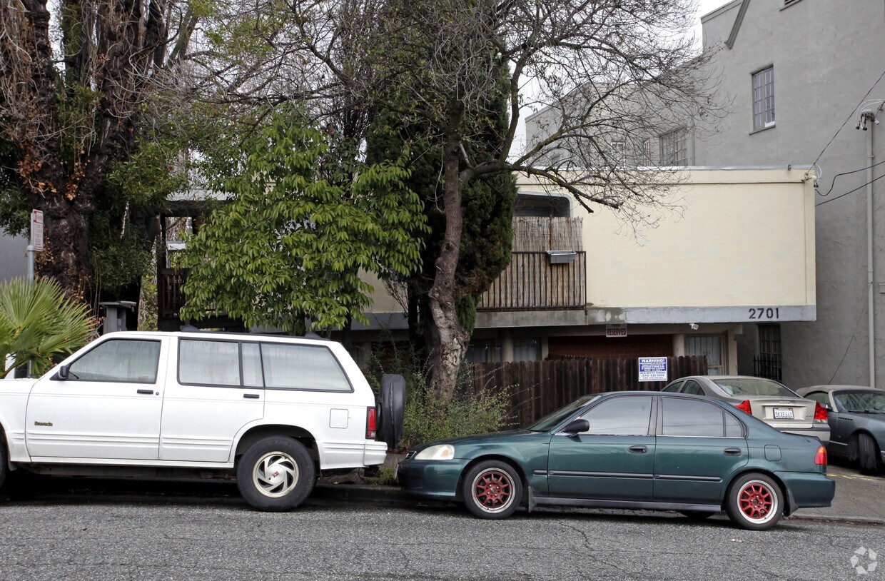 Foto del edificio - 2701 Ivy Dr