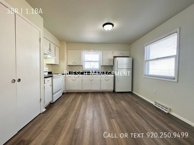 Building Photo - Beautiful 3 Bedroom 1.5 Bath Townhome Avai...