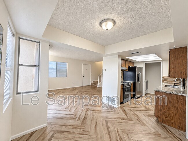 Building Photo - 5934 N 48th Ln