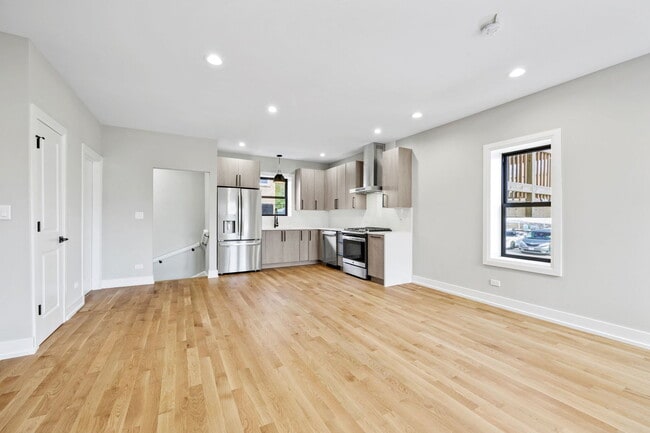 Building Photo - 6223 N Albany Ave