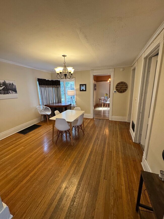 Foto del edificio - Furnished University area large 4 bedroom ...