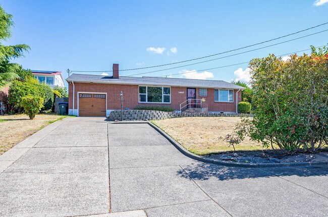 Building Photo - Desirable 3 Bed/2Bath Home in West End of ...