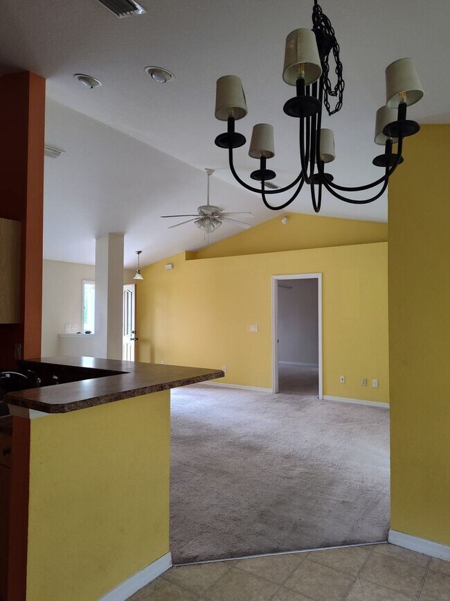 Building Photo - Inviting 3 Bedroom, 2 Bath Home in Desirab...