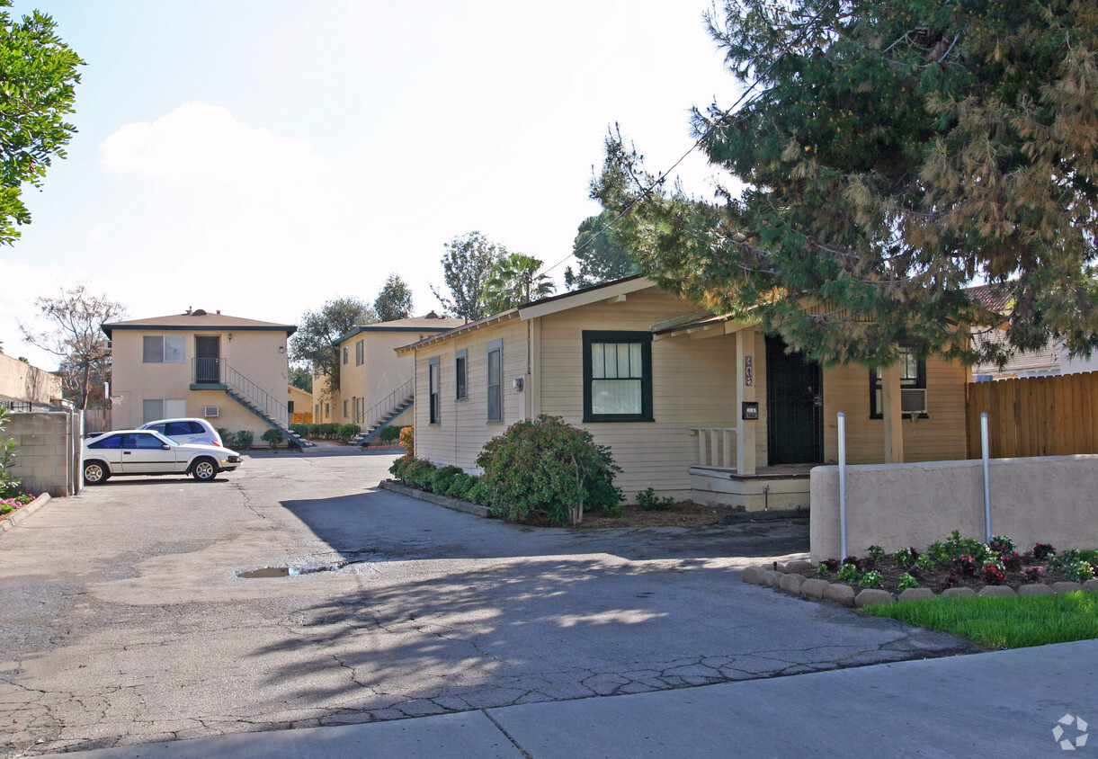 Building Photo - Claydelle Apartments