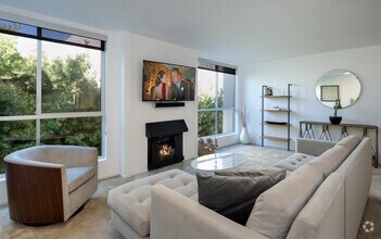 Building Photo - 927 N Kings Rd