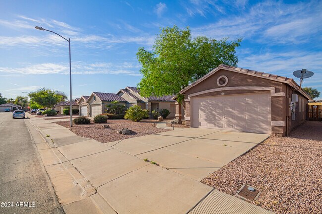 Building Photo - 14954 W Country Gables Dr