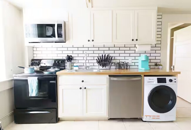 Staged Kitchen - 1411 College St