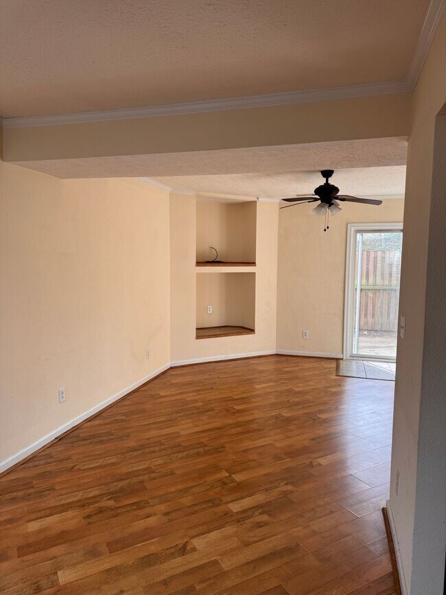 Foto del edificio - 2 Bedroom || 1 Bathroom Townhome