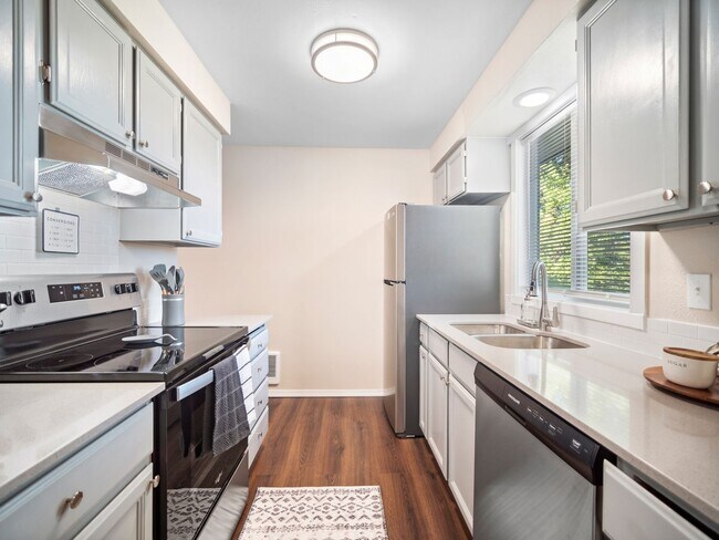 Foto del edificio - Clean and Cozy 2 bedroom condo with private parking