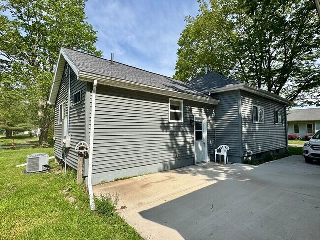Foto del edificio - Remodeled 2 bedroom home-Three Oaks