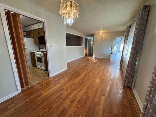 Building Photo - Spacious three bedroom, two bathroom with ...