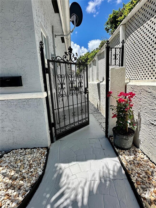 Building Photo - 1220 SW 11th Ave