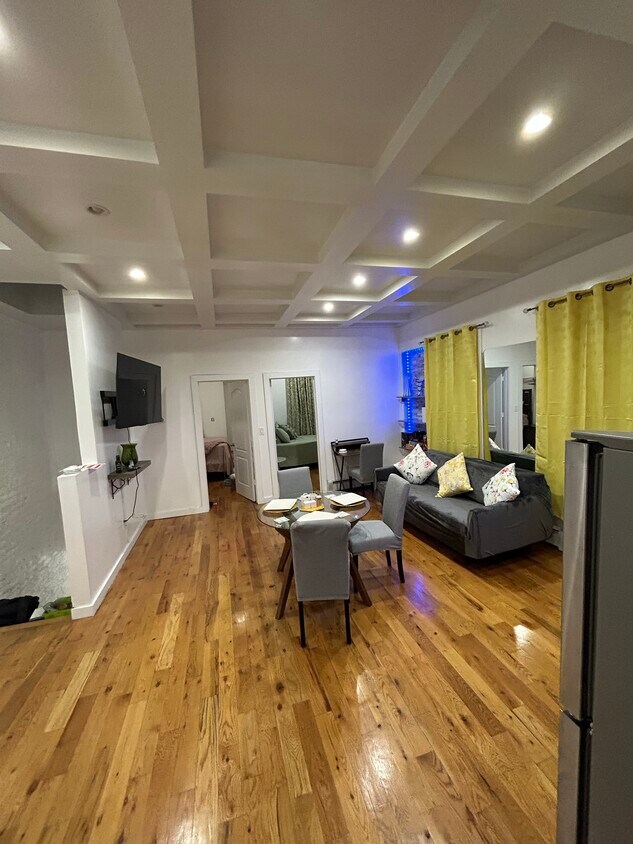 Living room - 451 Newport St