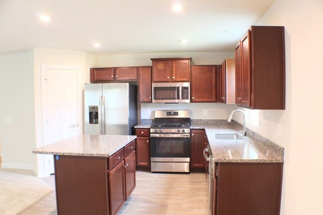 Building Photo - 105 S Peak Dr