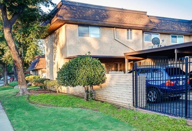 Building Photo - 2121 E Grand Ave