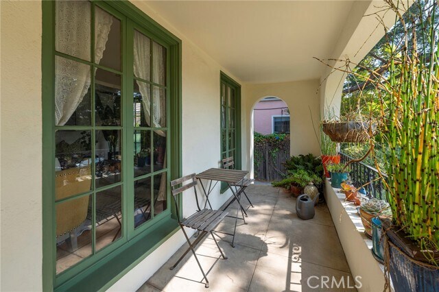 Foto del edificio - 5047 Ambrose Ave