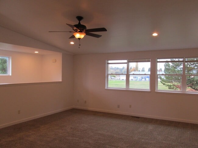 Building Photo - 3 Bedroom House in Burlington