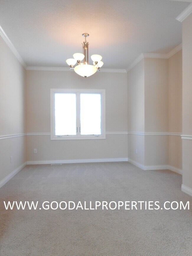 Foto del edificio - 4BR Urbandale Home with a 3-Car Garage, Deck & Fireplace