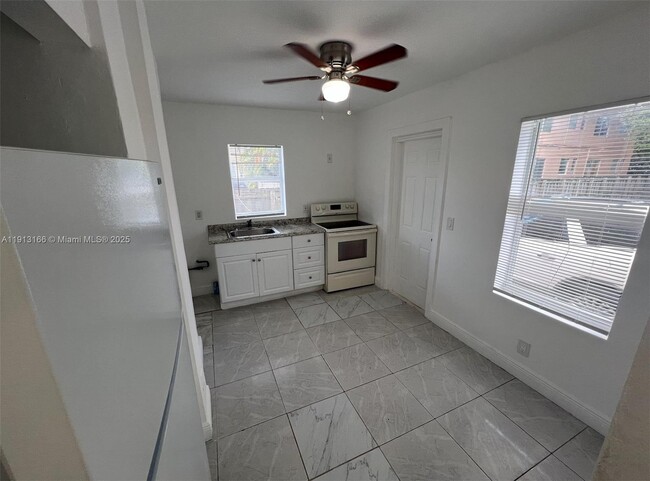 Building Photo - 1935 SW 2nd St