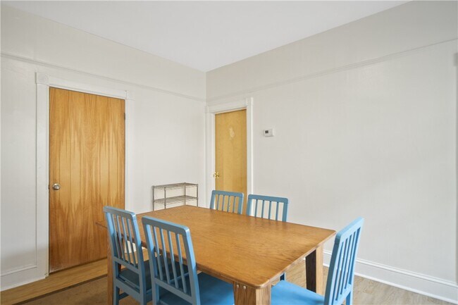 Foto del edificio - 921 E State St