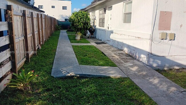 Foto del edificio - 4145 SW 19th St