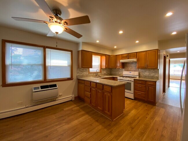 Foto del edificio - 5452 W FOSTER Ave