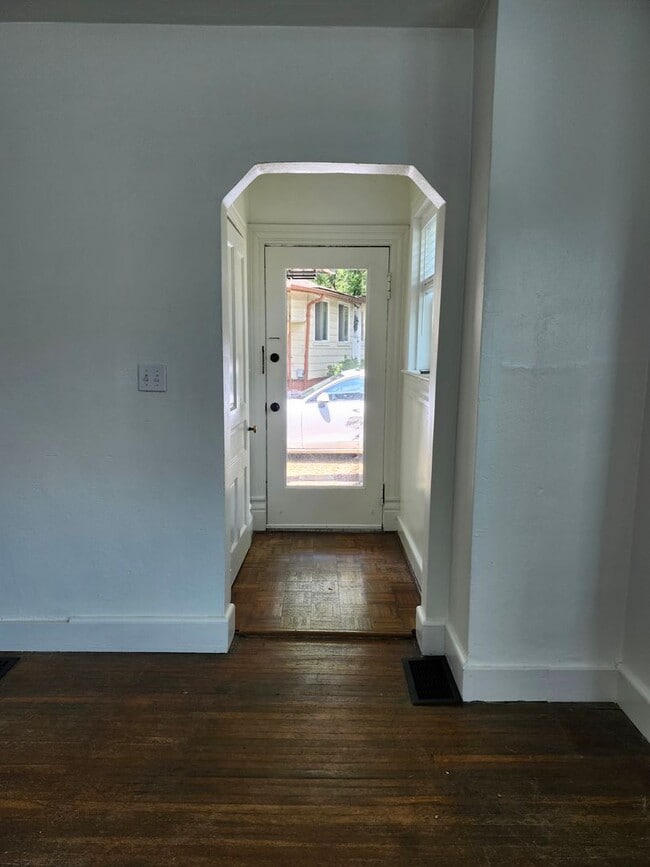 Building Photo - Coming in August - 2 Bedroom 1 bath home i...