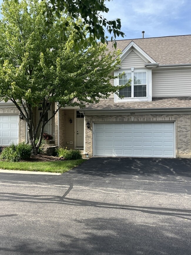 Building Photo - 1058 E Danbury Dr