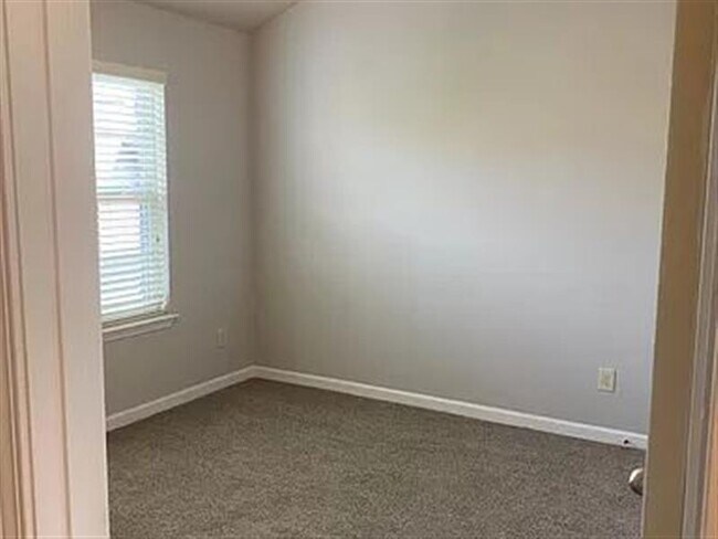 Building Photo - Buford cozy home